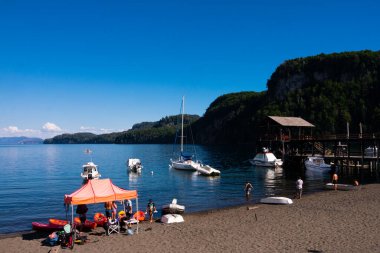 Villa La Angostura, Arjantin. 10 Şubat 2020. Bahia Mansa plajı manzarası. Puerto Angostura. Nahuel Huapi Gölü