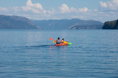 Villa La Angostura, Arjantin. 10 Şubat 2020. Bahia Mansa sahilinde kayak yapan iki kişinin görüntüsü. Puerto Angostura. Nahuel Huapi Gölü