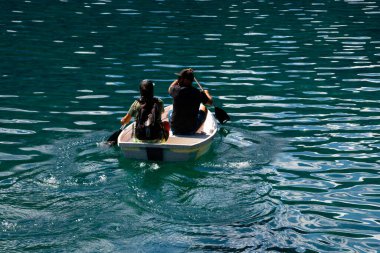 Villa La Angostura, Arjantin. 11 Şubat 2020. Bir teknede iki kişi. Manzano Limanı (Puerto Manzano). Nahuel Huapi Gölü