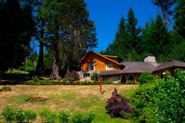 Villa La Angostura, Arjantin. 11 Şubat 2020. Manzano Port Puerto Manzano 'daki ahşap ev. Villa La Angostura, Arjantin