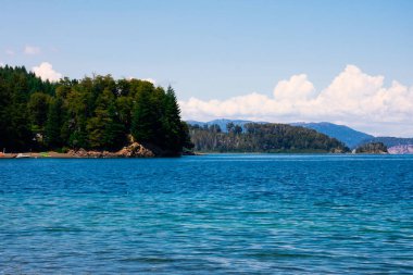 Manzano Limanı 'ndan (Puerto Manzano) Nahuel Huapi Gölü manzarası. Villa La Angostura, Arjantin