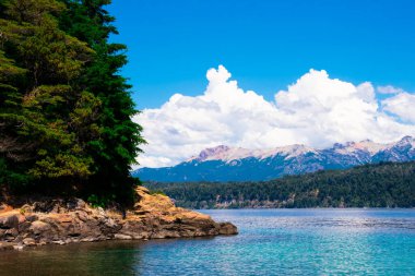 Manzano Limanı 'ndan (Puerto Manzano) Nahuel Huapi Gölü manzarası. Villa La Angostura, Arjantin