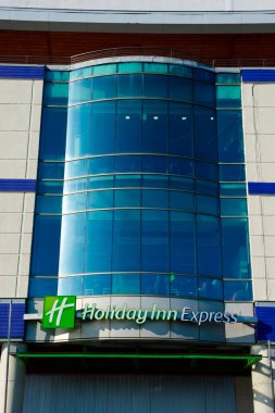 Puerto Montt, Şili. 12 Şubat 2020. Holiday Inn Express Hotel Puerto Montt tabelası ve cephesi. Paseo Costanera Alışveriş Merkezi