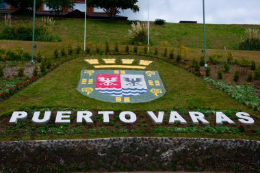 Puerto Varas, Şili. 13 Şubat 2020. Puerto Varas arması fayanslardan yapılmıştır.