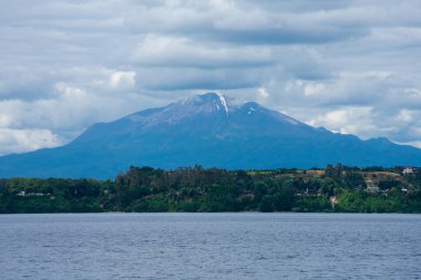 Calbuco Volkanı ve Llanquihue Gölü manzarası. Puerto Varas, Şili