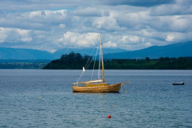 Llanquihue Gölü 'nde tahta bir tekne manzarası. Puerto Varas, Şili