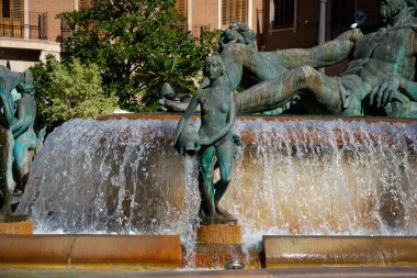 Valencia, İspanya. 5 Şubat 2019. Bakire Meydanı 'nda Çeşme ve Heykeller (Plaza de la Virgen)