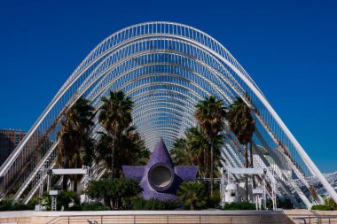 Valencia, İspanya. 6 Şubat 2019. Umbracle heykel bahçesi ve peyzaj yürüyüşü. Sanat ve Bilim Şehri 'nde. Mimarlar Santiago Calatrava ve Felix Candela
