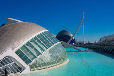 Valencia, İspanya. 6 Şubat 2019. Hemisferic binası, köprü ve Agora. Sanat ve Bilim Şehri 'nde. Mimarlar Santiago Calatrava ve Felix Candela