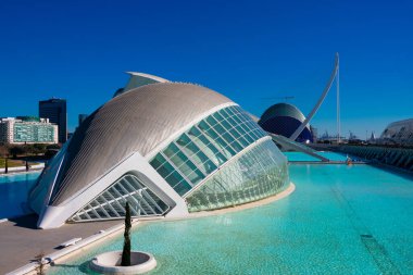 Valencia, İspanya. 6 Şubat 2019. Hemisferic binası, köprü ve Agora. Sanat ve Bilim Şehri 'nde. Mimarlar Santiago Calatrava ve Felix Candela