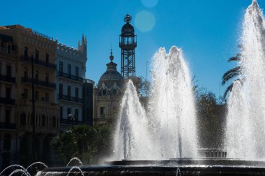 Fuente de la Plaza del Ayuntamiento şehir meydanının manzarası. Valencia, Espaa