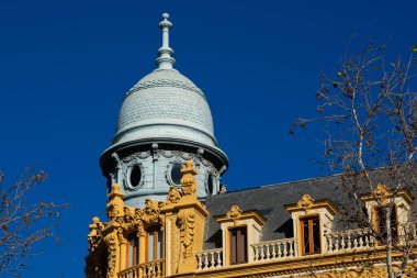 Şehir meydanının yakınındaki eski bina kulesi. Valencia, İspanya