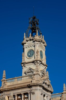 Belediye binasının saat kulesinin görüntüsü (Edificio del Ayuntamiento). Valencia, İspanya