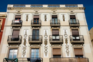 Tarragona, İspanya. 8 Şubat 2019. Eski binalar ve balkonlar