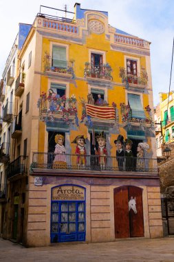 Tarragona, İspanya. 8 Şubat 2019. Sedassos Meydanı 'nda boyalı ev (Plaza Sedassos)