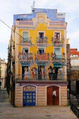 Tarragona, İspanya. 8 Şubat 2019. Sedassos Meydanı 'nda boyalı ev (Plaza Sedassos)