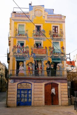 Tarragona, İspanya. 8 Şubat 2019. Sedassos Meydanı 'nda boyalı ev (Plaza Sedassos)
