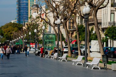 Tarragona, İspanya. 8 Şubat 2019. Rambla Nova, restoranları ve dükkanları olan büyük bir şehir yürüyüşü.