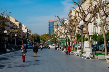 Tarragona, İspanya. 8 Şubat 2019. Rambla Nova, restoranları ve dükkanları olan büyük bir şehir yürüyüşü.