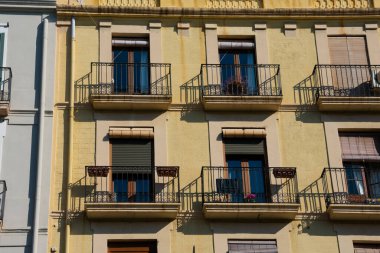 Rambla Nova 'daki eski bina cephesi, restoranları ve dükkanları olan bir ana şehir yürüyüşü. Tarragona, İspanya