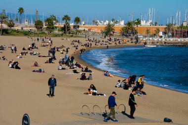 Barselona, İspanya. 10 Şubat 2019. Güneşli ve sıcak bir kış gününde La Barceloneta plajı manzarası