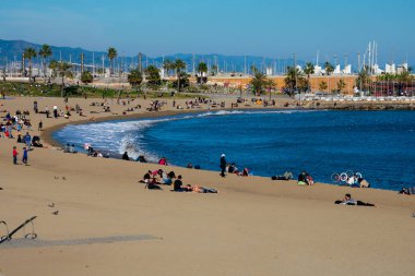 Barselona, İspanya. 10 Şubat 2019. Güneşli ve sıcak bir kış gününde La Barceloneta plajı manzarası