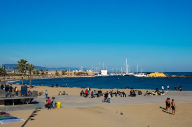 Barselona, İspanya. 10 Şubat 2019. Güneşli ve sıcak bir kış gününde La Barceloneta plajı manzarası