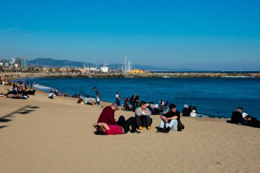 Barselona, İspanya. 10 Şubat 2019. Güneşli ve sıcak bir kış gününde La Barceloneta plajı manzarası
