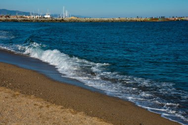 Barselona, İspanya. 10 Şubat 2019. Güneşli ve sıcak bir kış gününde La Barceloneta plajı manzarası