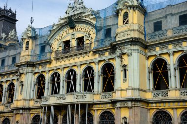 Barselona, İspanya. 10 Şubat 2019. Eski gümrük binası restore ediliyor. Eski Liman (Port Vell - Puerto Viejo)