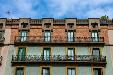 Barselona, İspanya. 10 Şubat 2019. Rambla de Catalunya 'da eski bir bina cephesi ve balkonlar, yaya sokağı.