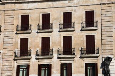 Santander, İspanya. 12 Şubat 2019. Porticada Meydanı 'ndaki eski bina cephesi (Plaza Porticada)