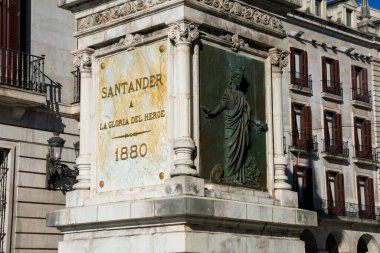 Santander, İspanya. 12 Şubat 2019. Porticada Meydanı 'ndaki Pedro Velarde heykelinin üssü (Plaza Porticada)