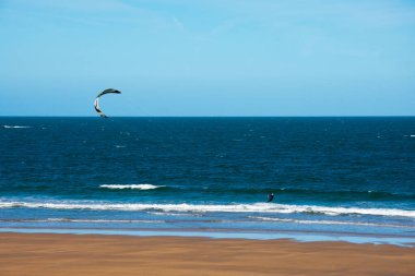 Santander, İspanya. 12 Şubat 2019. Cantabrian denizinde uçurtma sörfçüsü. Magdalena Yarımadası