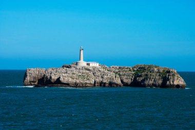 Santander, İspanya. 12 Şubat 2019. Mouro Adası ve Deniz feneri manzarası (Isla y Faro de Mouro)