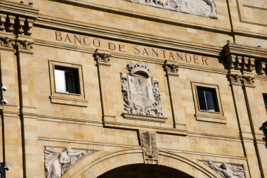 Santander, İspanya. 12 Şubat 2019. Santander Bankası binası cephesinin görüntüsü (Banco de Santander)