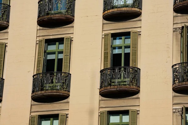 Barcelona Espanha Fevereiro 2019 Fachada Velha Edifício Varandas Avenida Diagonal — Fotografia de Stock