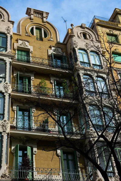 Barcelona Espanha Fevereiro 2019 Fachada Edifício Antigo Varandas Rambla Catalunya — Fotografia de Stock
