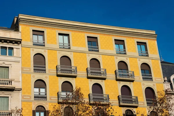 Barcelona Espanha Fevereiro 2019 Antiga Fachada Edifício Varandas Avenida Passeig — Fotografia de Stock