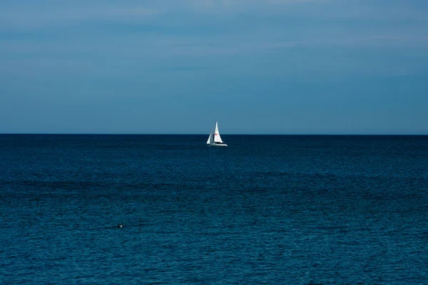 Uitzicht Een Zeilboot Middellandse Zee Barcelona Spanje — Stockfoto