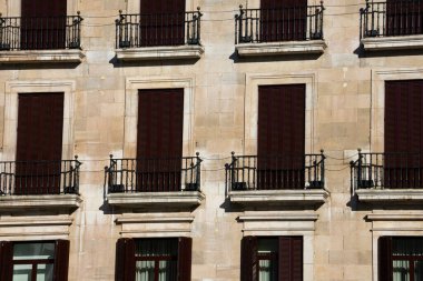 Porticada Meydanı 'ndaki eski bina cephesi (Plaza Porticada). Santander, İspanya