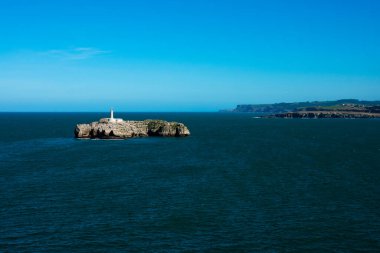 Mouro Adası ve Deniz feneri manzarası (Isla y Faro de Mouro). Santander, İspanya