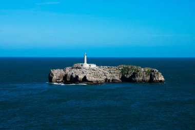 Mouro Adası ve Deniz feneri manzarası (Isla y Faro de Mouro). Santander, İspanya