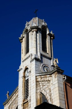 Santa Lucia Kilisesi çan kulesinin (Iglesia de Santa Lucia) manzarası. Santander, İspanya