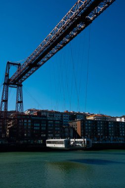 Portugalete, İspanya. 14 Şubat 2019. Nervion Nehri üzerindeki Vizcaya Köprüsü (Puente nakliye gemisi de Vizcaya) adlı ışınlanma köprüsü. Askıya alınmış gondol