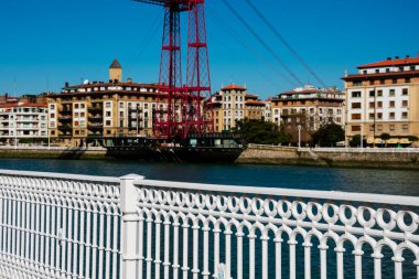Kısa bir süre önce Vizcaya Köprüsü (Puente Tranortador de Vizcaya) adı verilen ışınlama köprüsü ile beyaz çitle boyanmış.)