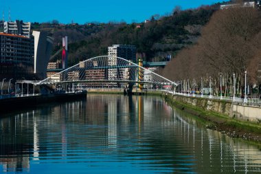 Bilbao, İspanya. 13 Şubat 2019. Zubizuri Köprüsü (Puente del Campo Volantin), Nervion Nehri boyunca uzanan kemerli bir köprü. Arq Santiago Calatrava