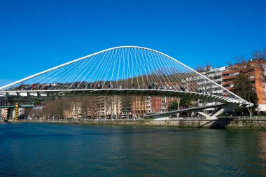 Bilbao, İspanya. 16 Şubat 2019. Zubizuri Köprüsü (Puente del Campo Volantin), Nervion Nehri boyunca uzanan kemerli bir köprü. Arq Santiago Calatrava