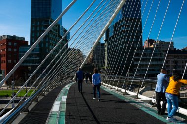 Bilbao, İspanya. 16 Şubat 2019. Zubizuri Köprüsü (Puente del Campo Volantin), Nervion Nehri boyunca uzanan kemerli bir köprü. Arq Santiago Calatrava
