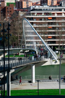 Bilbao, İspanya. 16 Şubat 2019. Zubizuri Köprüsü (Puente del Campo Volantin), Nervion Nehri boyunca uzanan kemerli bir köprü. Arq Santiago Calatrava